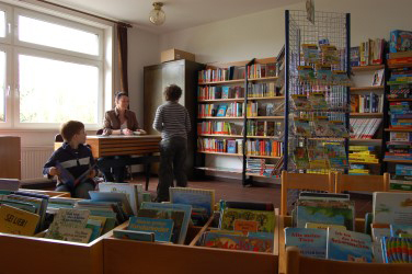 Das Bild zeigt eine Innenaufnahme der Bücherrei in Niedermörmter