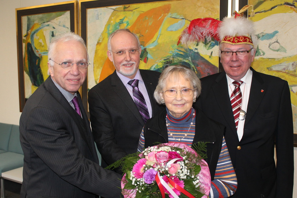 Das Foto zeigt Bürgermeister Gerhard Fonck, Else Peters, Bürgermeister Theo Brauer und Senatspräsident Karl Ludwig van Dornick