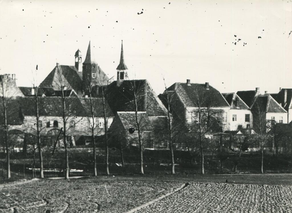 Das Bild zeigt die evanglische Kirche vor 1898