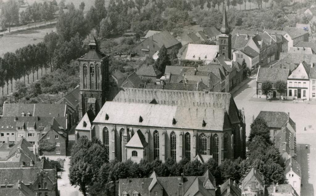 Das Bild zeigt die evanglische Kirche 1956