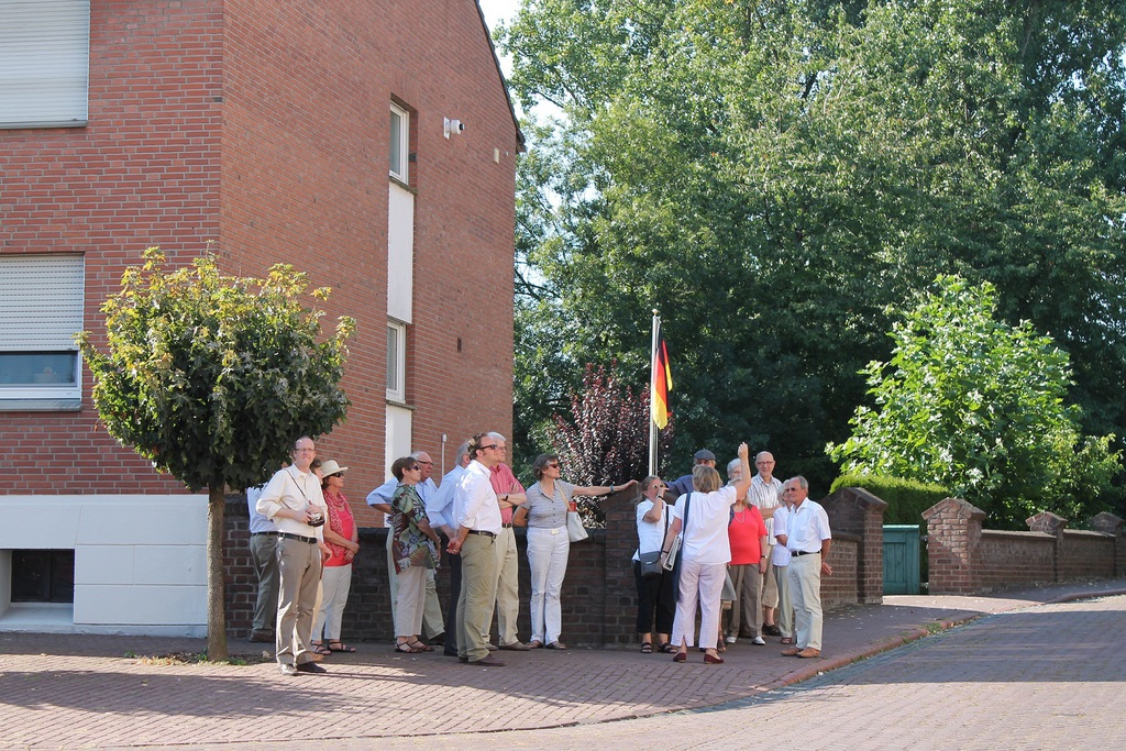 Das Bild zeigt eine Gruppe bei einer Stadtführung
