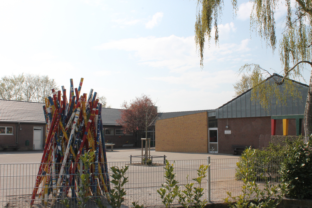 Das Bild zeigt einen Blick auf den Schulhof der Grundschule in Wissel