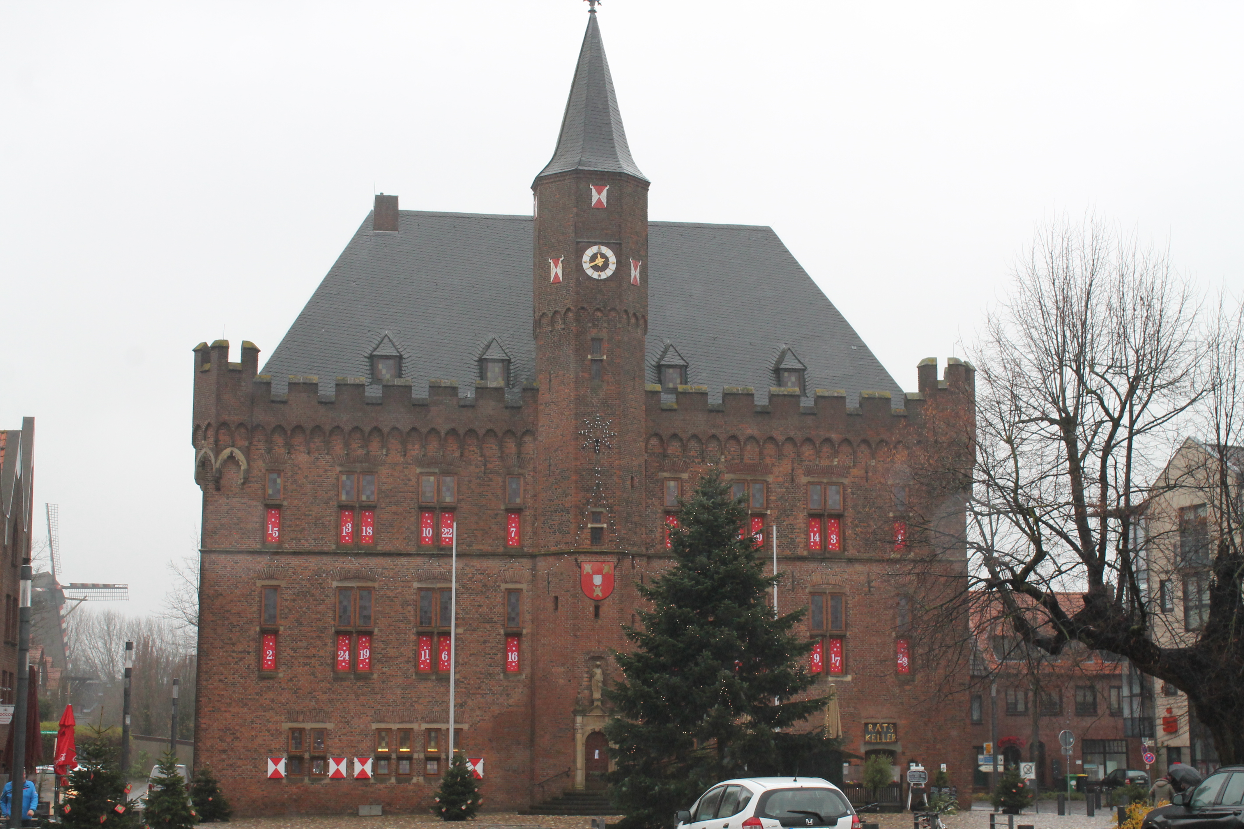 Kalkarer Rathaus mit Adventsfenstern