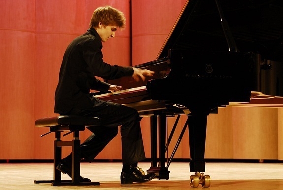 Das Bild zeigt Evgeny Konnov am  Klavier