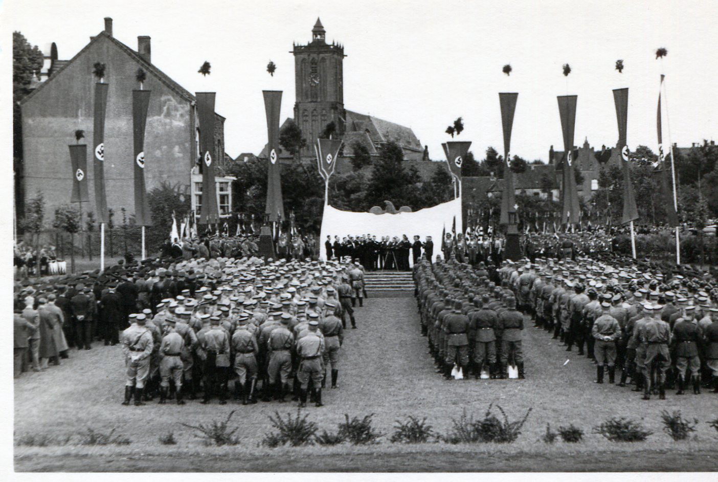 Das Bild zeigt die Einweihung des Kriegerdenkmals im Jahr 1936.