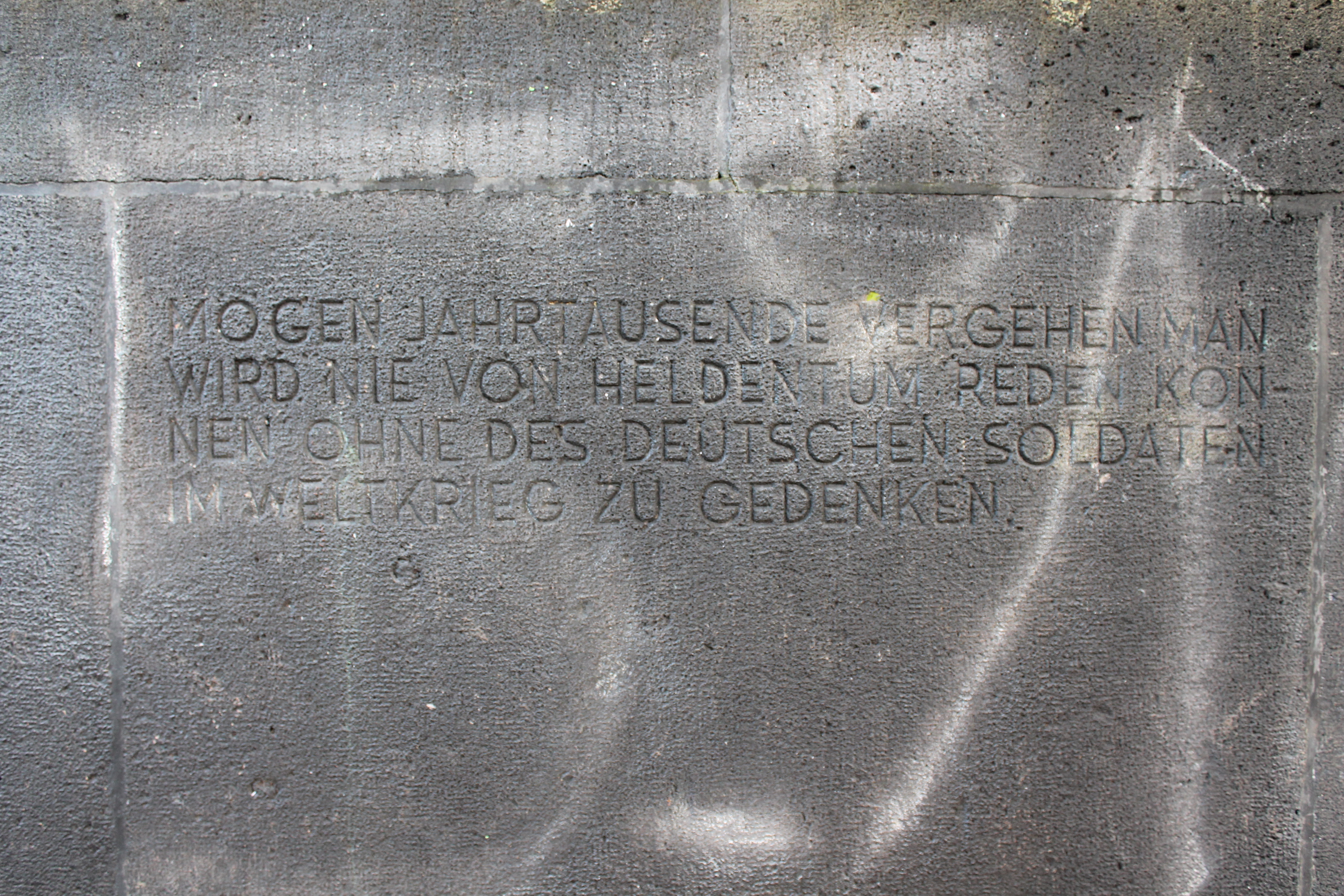 Das Bild zeigt eine Inschrift im Kriegerdenkmal.