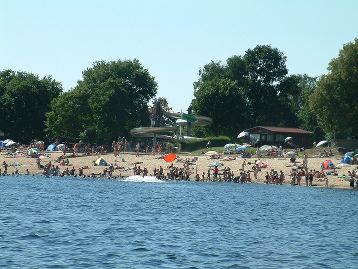 Das Bild zeigt den Strand am Wisseler See