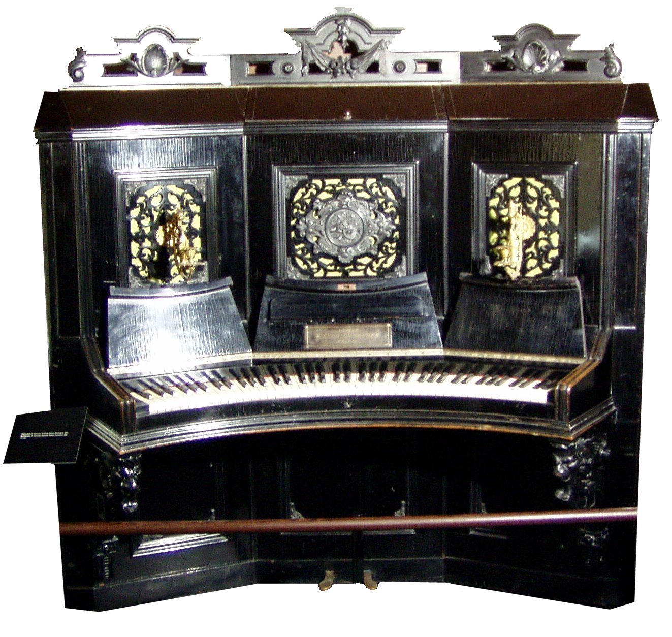 Neuhaus Klavier mit konkav-radiärer Klaviatur