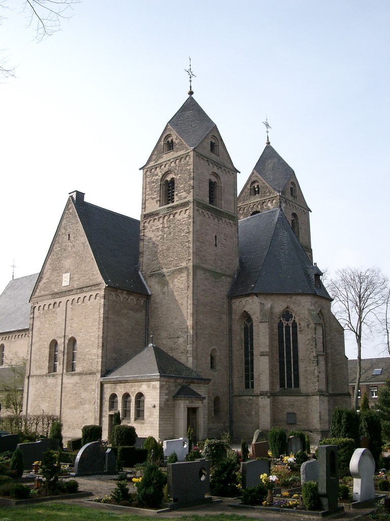 Das Foto zeigt die Sankt Clemens Kirche in Wissel von der Bodenansicht