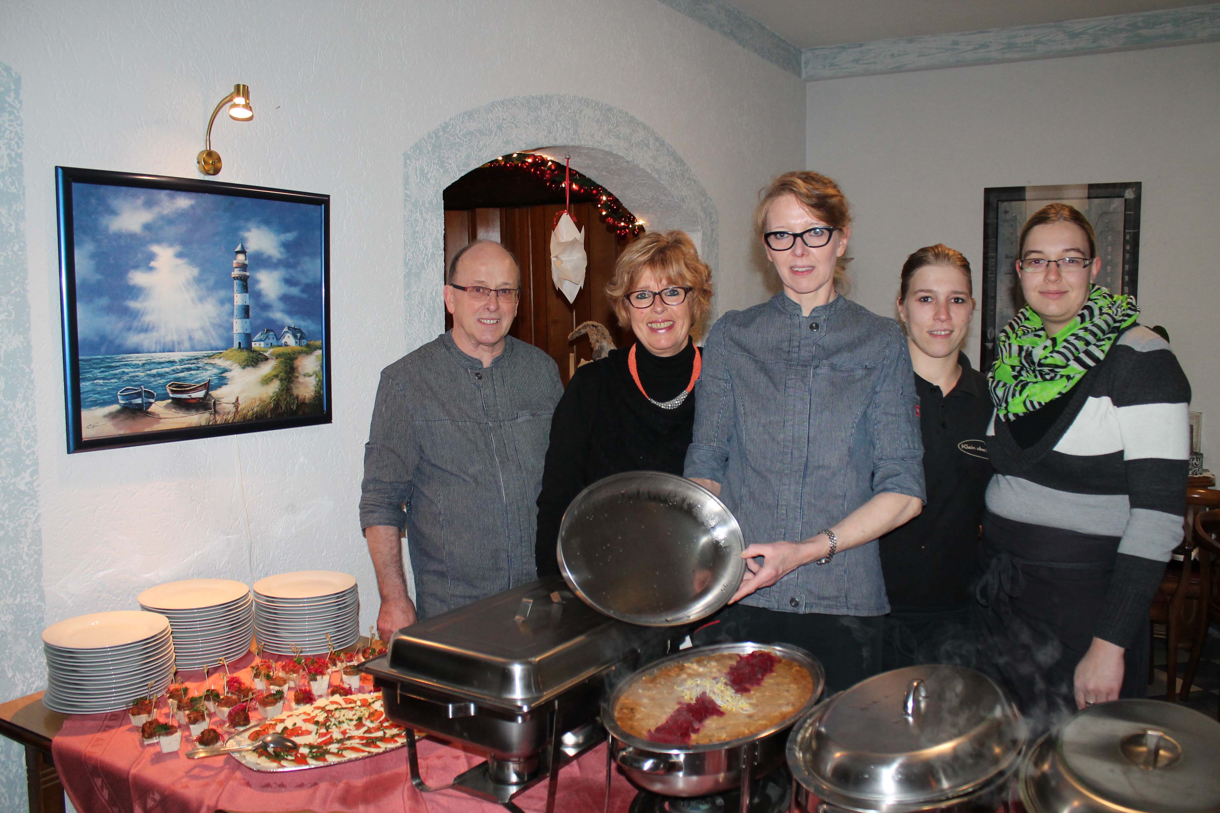 Das Bild zeigt in der Mitte neben der Bürgermeisterin Holger Hoppe vom Restauarnt "Klein aber Fein"