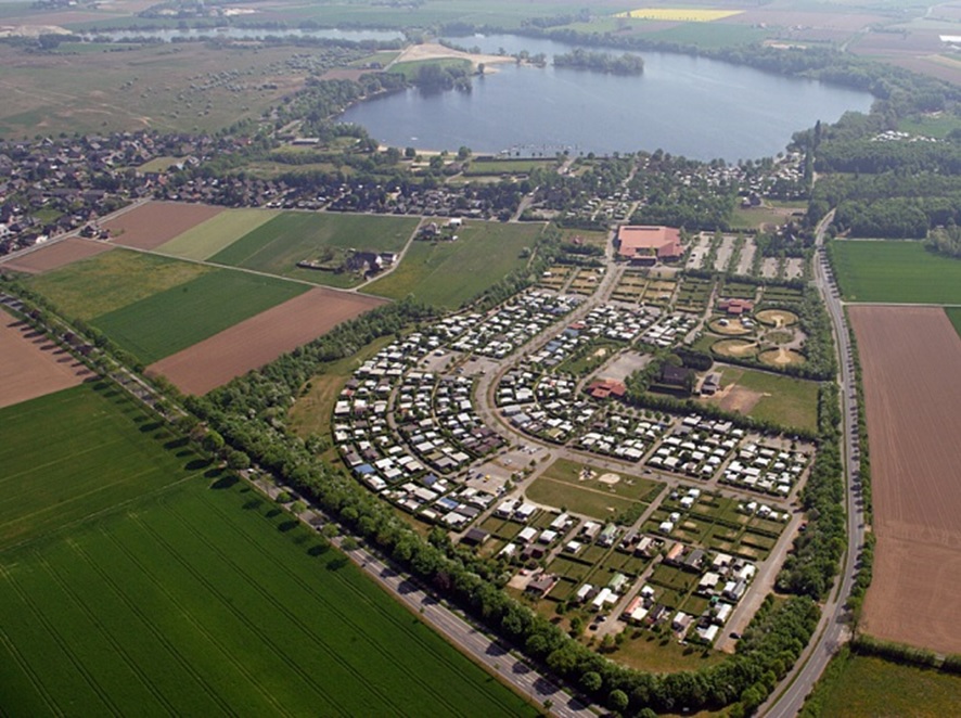 Das Bild zeigt eine Luftaufnahme des Ferien- und Campingplatzes Wisseler See mit Umgebung