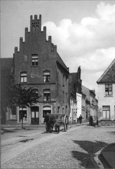 Backsteingiebelhaus mit Blick in die Hanselaerstraße, um 1911 Backsteingiebelhaus mit einzelnen Personen und Pferdefuhrwerk, Blick in die Hanselaerstraße, um 1911