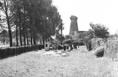 Jüdischer Friedhof Kalkar, Foto; Andreas Isaac, 1939 Foto des jüdischen Friedhofs Kalkar von 1939 mit der Mühle im Hintergrund