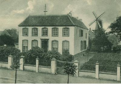 Haus Sieben Linden im Jahr 1913 Foto von Haus Sieben Linden aus dem Jahr 1913 mit umliegendem Garten und der Kalkarer Mühle im Hintergrund