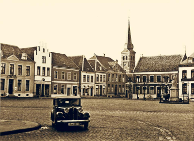 Treppengiebelhaus Markt 6 in Kalkar Blick aus der Monrestraße auf den Kalkarer Marktplatz mit Oldtimer-PKW auf der Straße und Blick auf die umliegenden Häuser